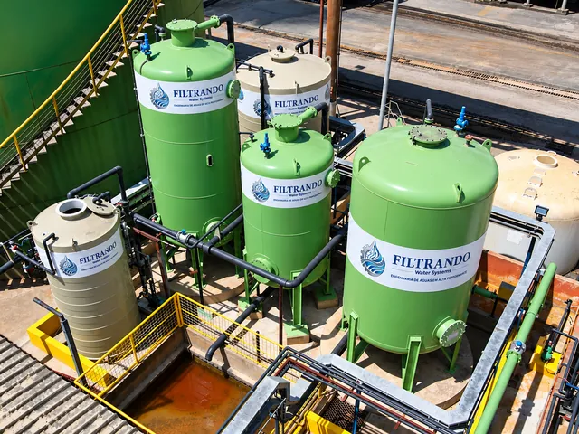 Sistema de desmineralização por troca iônica da Filtrando com colunas catiônica, aniônica e leito misto